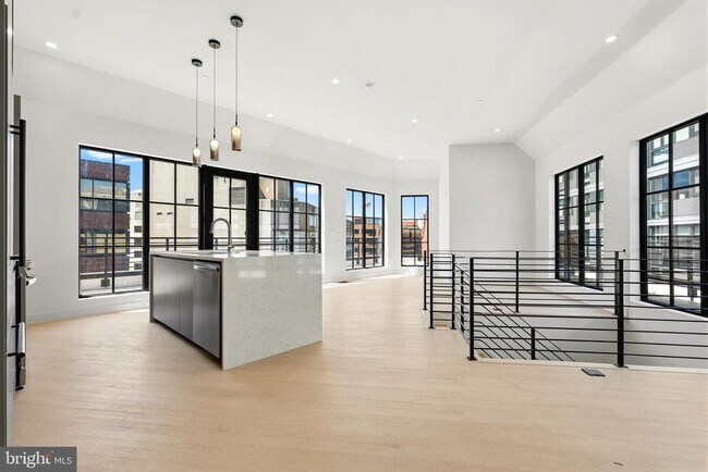 Building Photo - 2121 Ward Pl NW