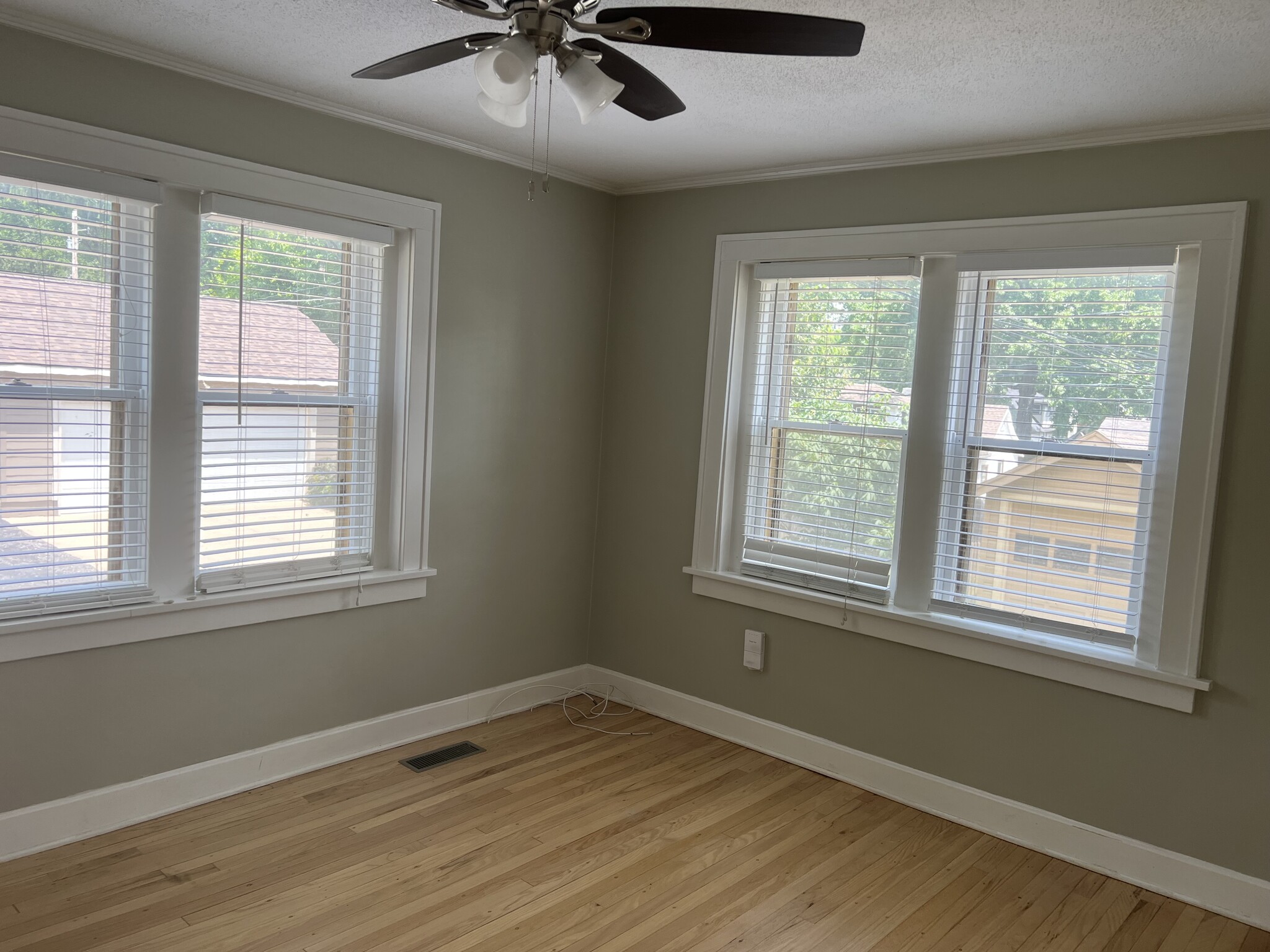 Second bedroom , ceiling fan and walk in closet - 6035 Oak St