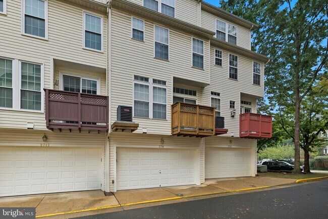 Building Photo - 2714 Manhattan Pl