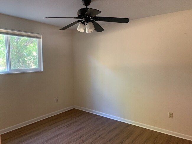 Building Photo - Mid-Town Single Family Home w/ Spacious Fenced Yard