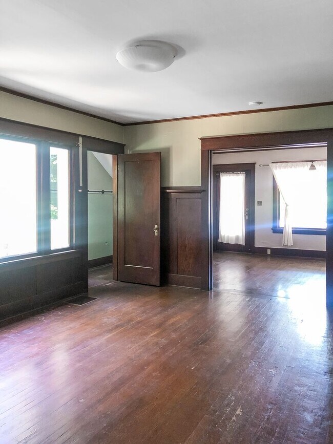 Building Photo - Charming 1 Bedroom  Downstairs Unit****COMING SOON***