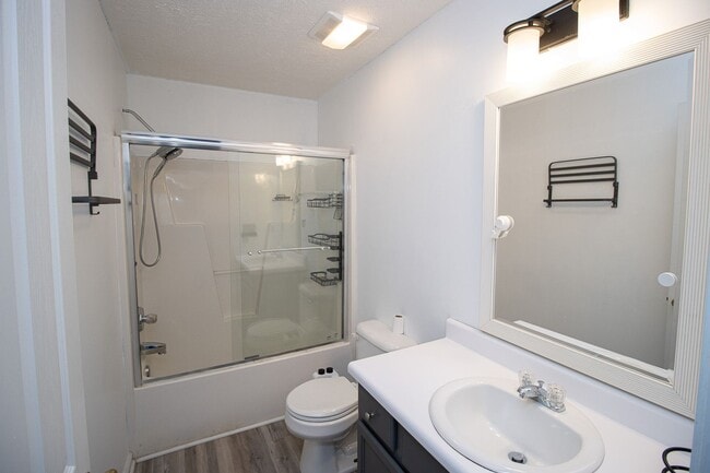 Building Photo - Beautiful 3BR/2.5BA Home with Fenced Yard, Granite Kitchen & Neighborhood Pool