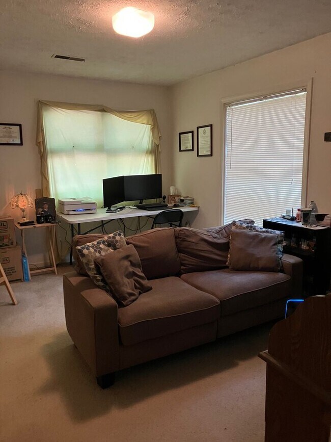Building Photo - 4852 Rosewell Dr