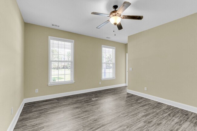 Building Photo - 4 Bedroom 2.5 Bathroom single family home ...