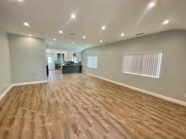 Building Photo - 1608 W Clark Ave