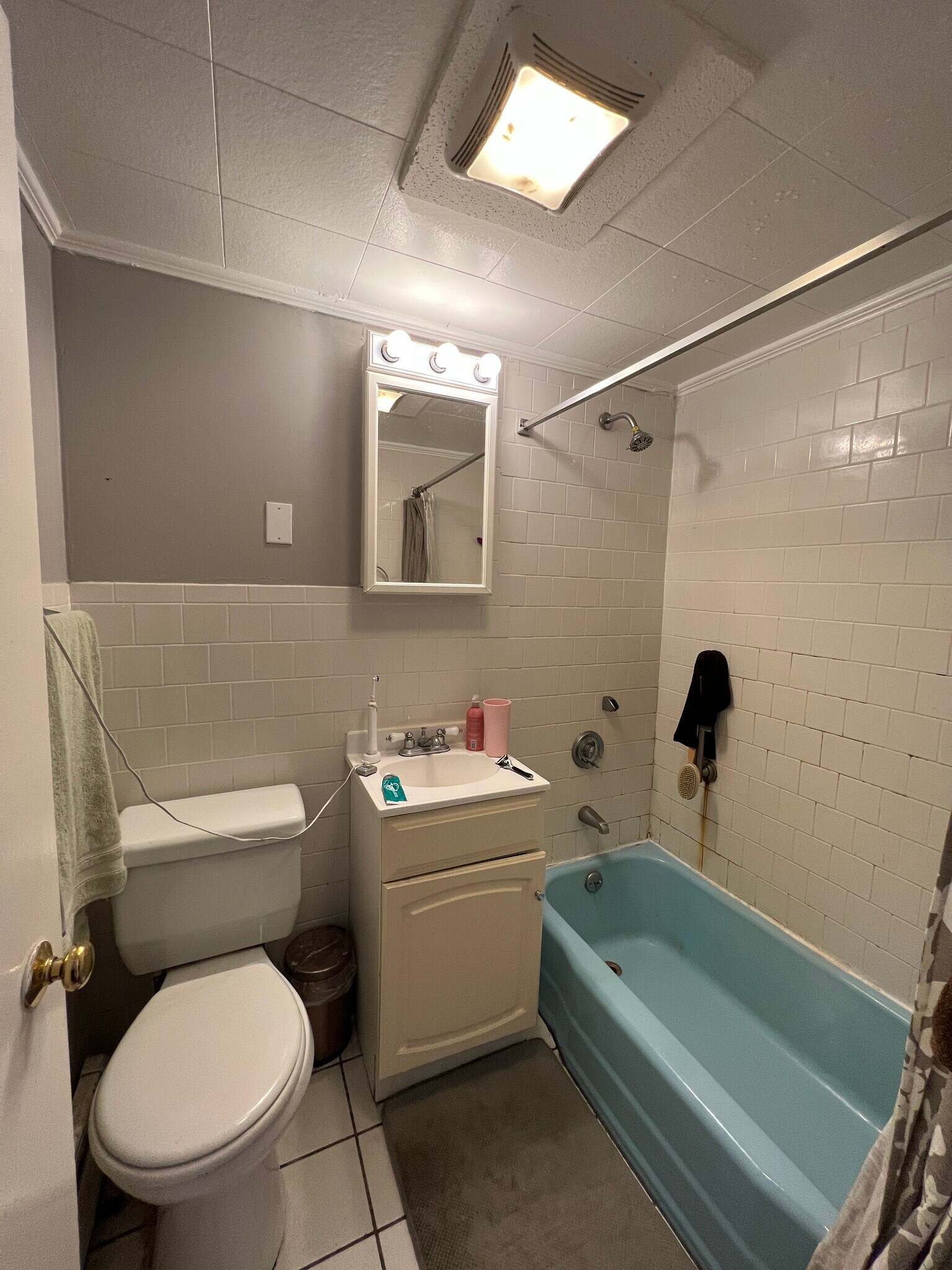 Building Photo - 639 Somerville Ave