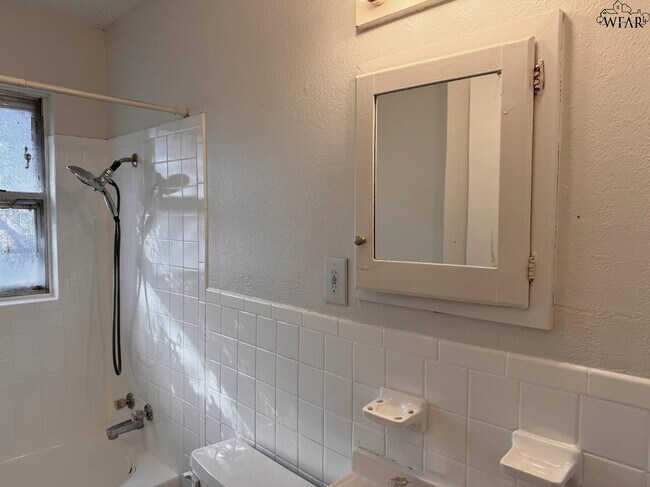 Building Photo - 1813 Westcliff Dr