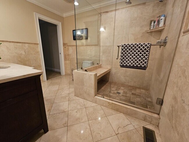 Building Photo - 1085 Holly Dr
