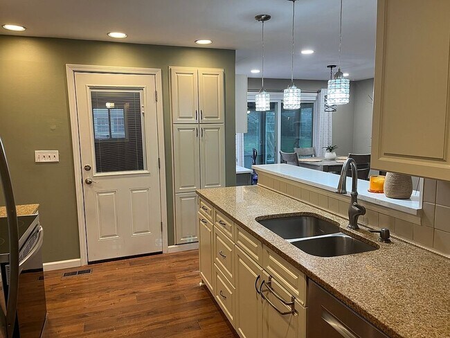 Building Photo - 301 S Village Dr