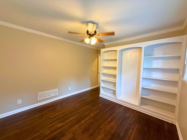 Building Photo - 12 Templewood Dr