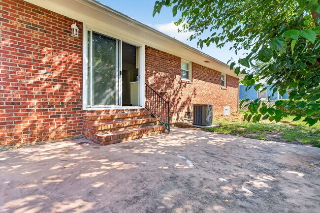 Building Photo - "Charming 3-Bed Home with Gleaming Hardwood Floors in Hope Mills!"