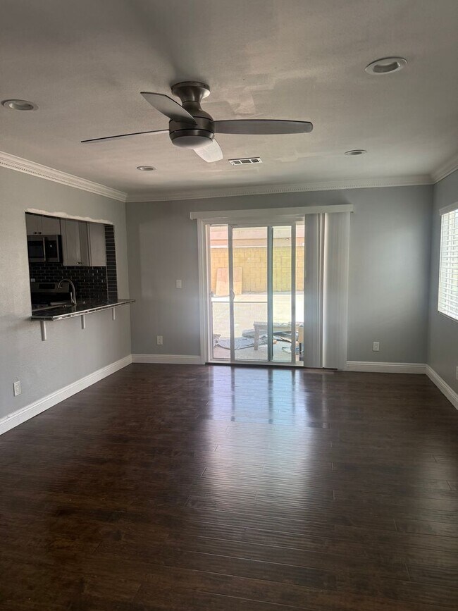 Building Photo - AWESOME 4 BEDROOM 3 BATH HOME