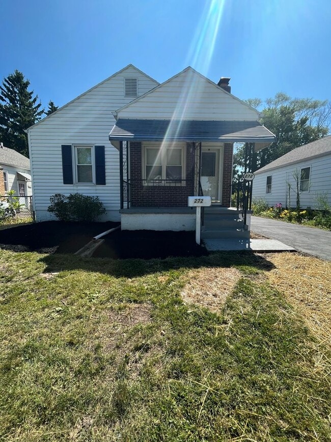 Building Photo - 3 Bedroom, 2 Bathroom Home With Garage Available for Pre-Lease!