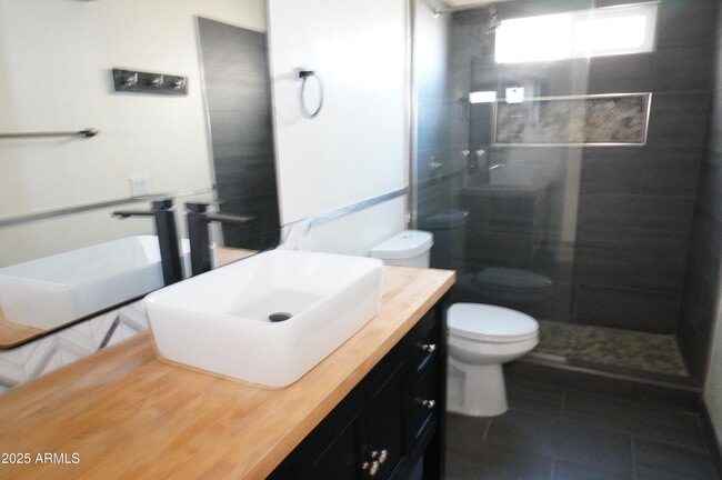 Building Photo - 4024 E Hiddenview Dr