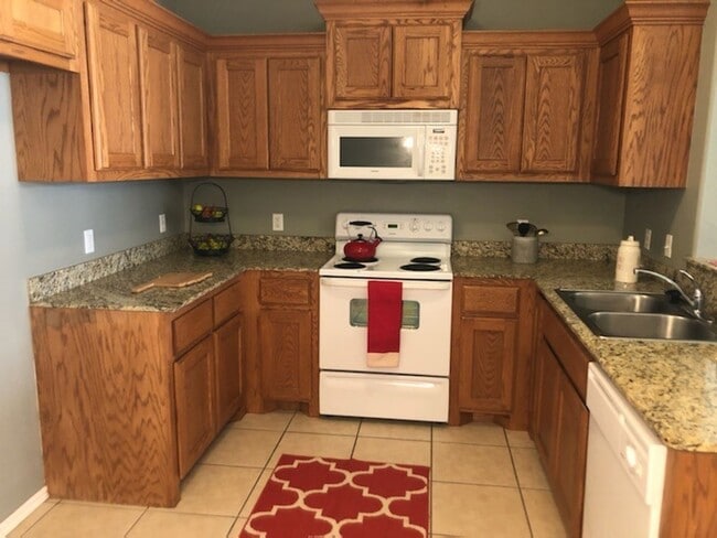 Building Photo - $200 off your move in by May 15th! Located in Edgewood Manor and in Mustang School District!, Nea...