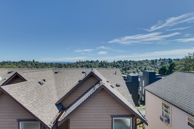 Building Photo - Charming Seattle Townhome with Garage Available Now! A/C included!