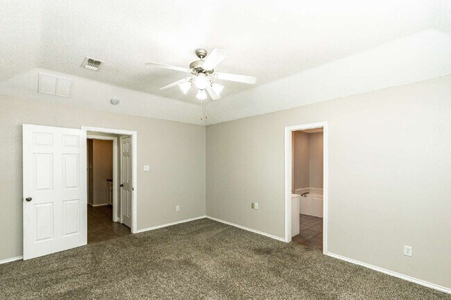 Building Photo - 3 bedroom 3 Bath House plus office