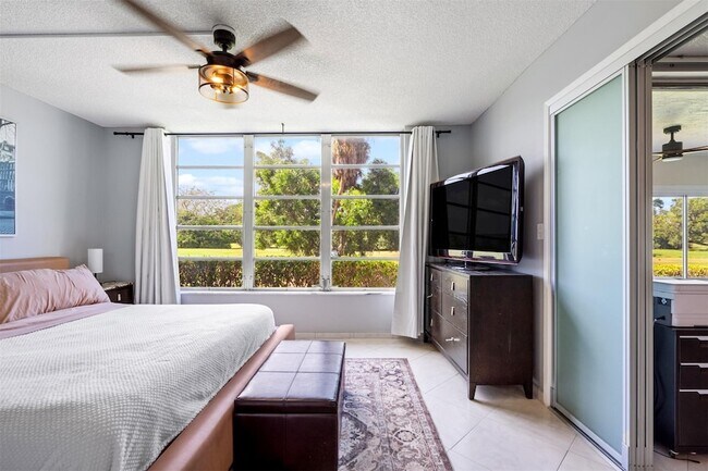 Building Photo - 3151 S Palm Aire Dr