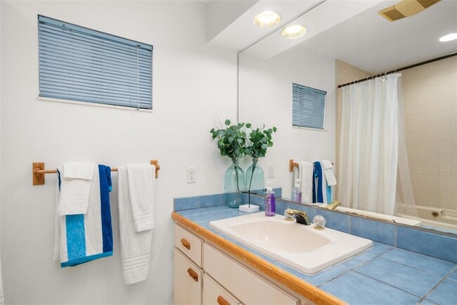 Building Photo - 2551 Lakeview Dr