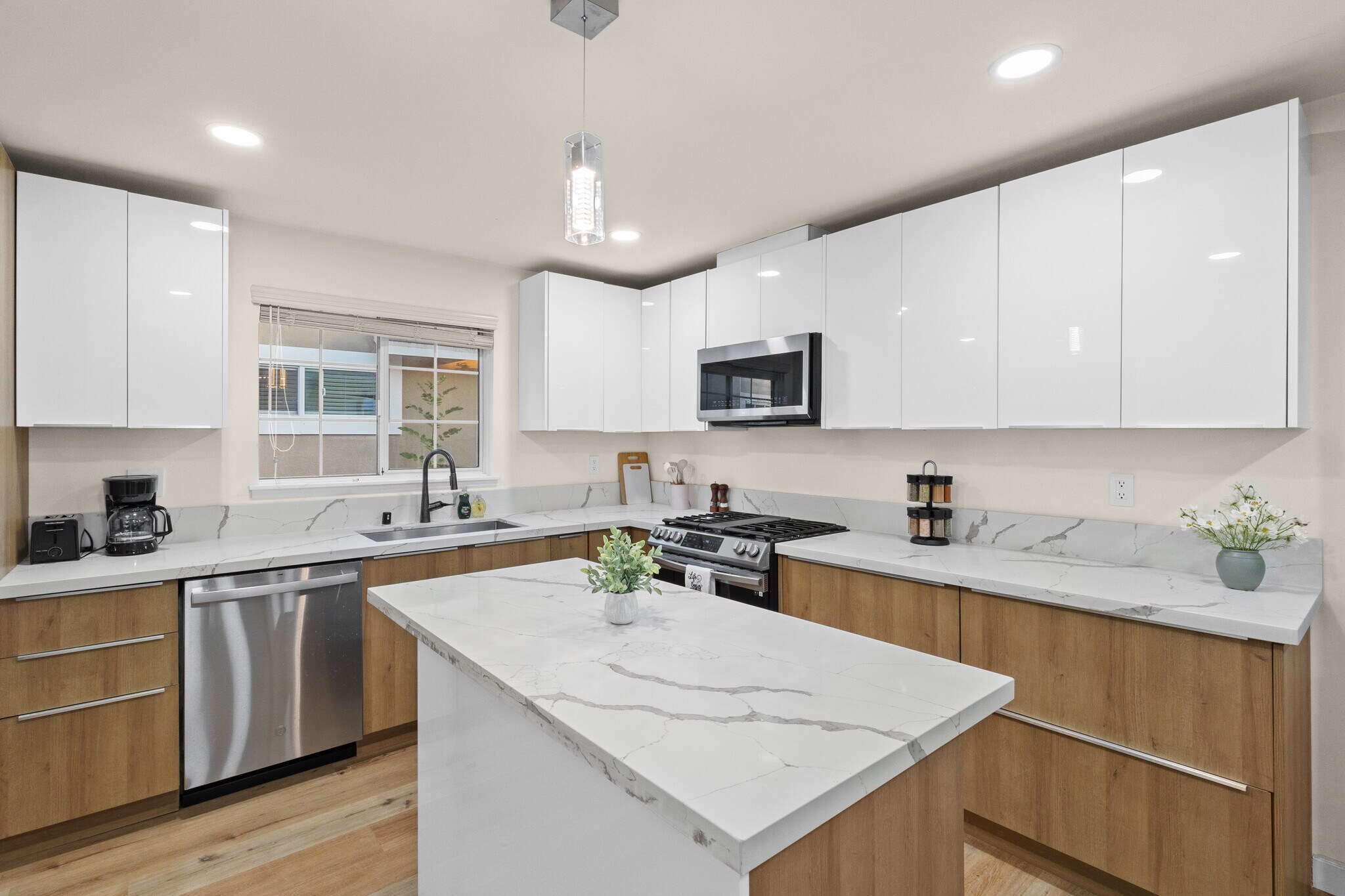 Building Photo - 6449 Woodlake Ave