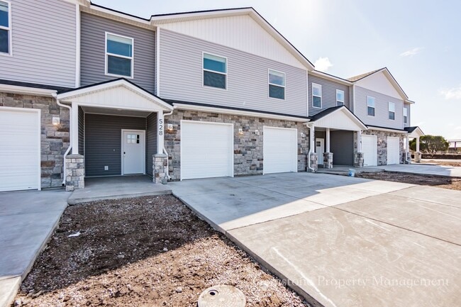 Building Photo - Modern 3 Bed 2.5 Bath Townhome located in Sugar City!