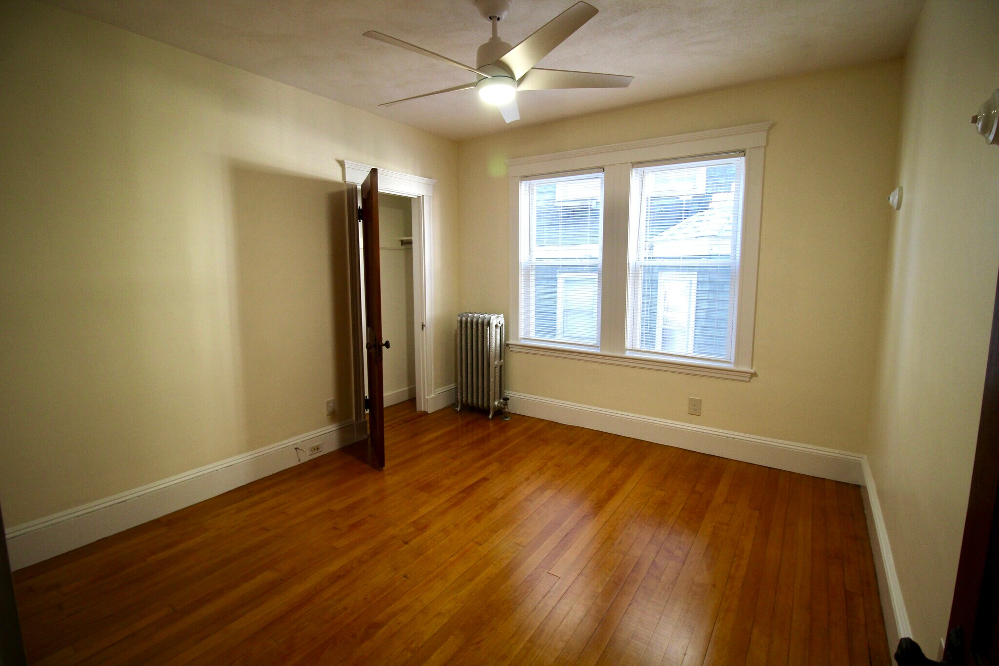 Building Photo - 389 School St