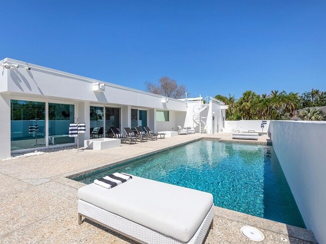 Building Photo - 7647 Sanderling Rd