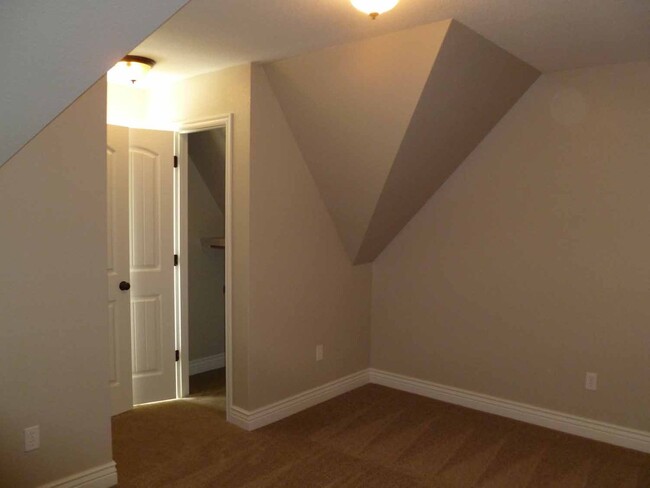 Building Photo - 3 Bedroom 2.5 Bathroom House