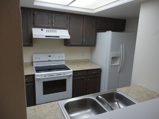 Building Photo - Rockwood Villas