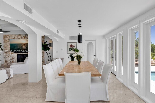 Building Photo - 2 S Hibiscus Dr