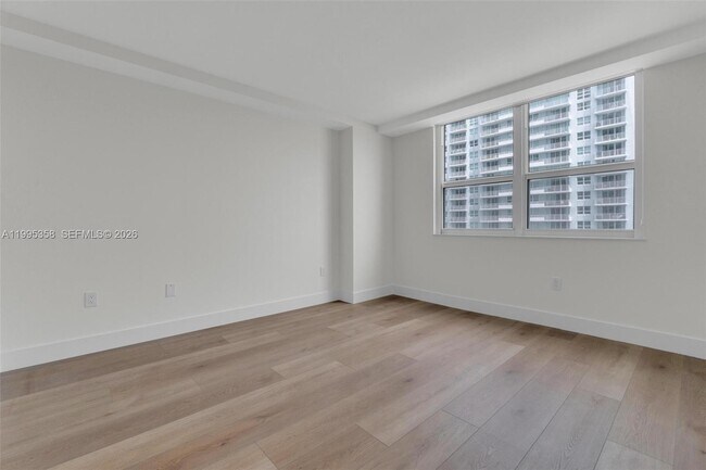 Building Photo - 1155 Brickell Bay Dr