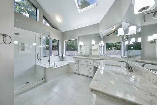 Building Photo - 10 Silent Brook Pl
