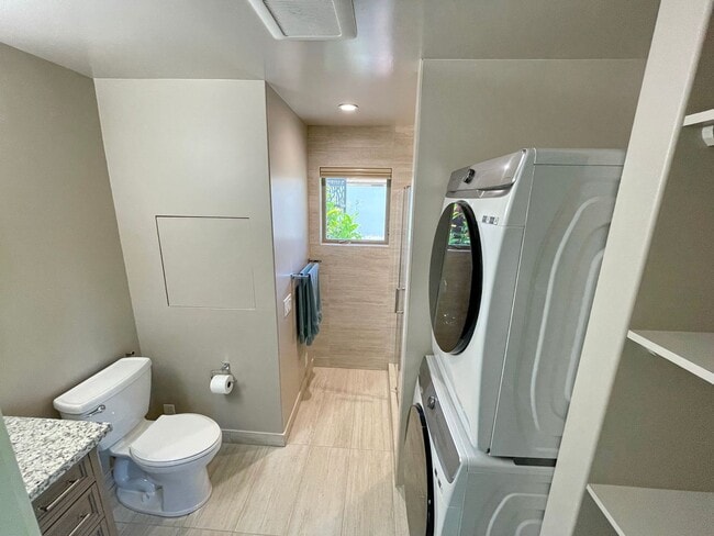 Building Photo - Experience Island Living in a Renovated 2-...