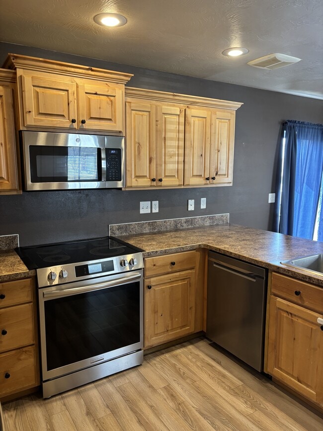 Building Photo - 2075 Mary Dr