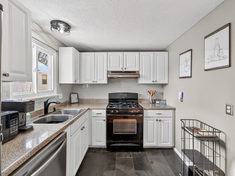 Building Photo - 1082h Mt Hope Ave