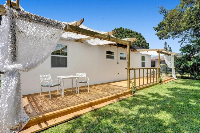 Building Photo - 208 SE 4th St