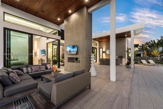 Building Photo - 3701 NE 26th Ave