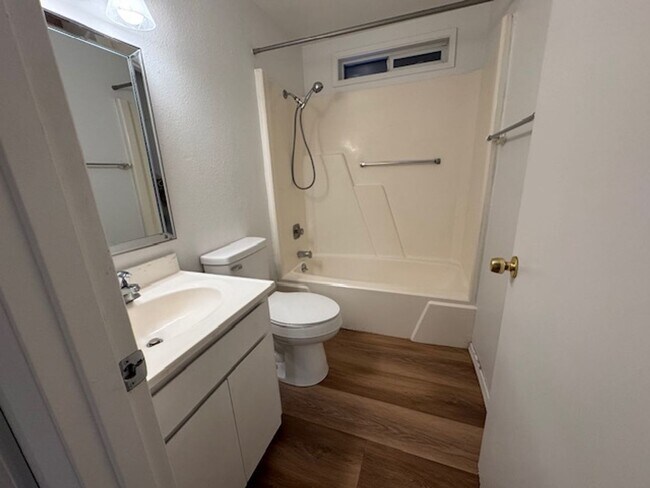 Building Photo - MOVE IN SPECIAL $500 OFF FIRST MONTHS RENT / NE Bend on large lot