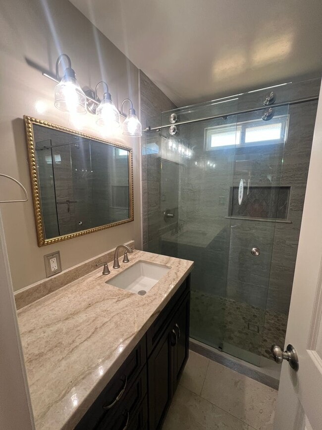 Building Photo - Ventura 3+2 bedroom single family home!