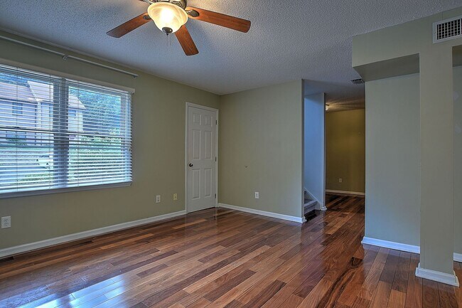 Building Photo - 206 Windridge Colony