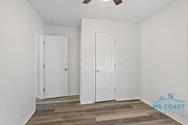 Building Photo - 340 Hiller Dr