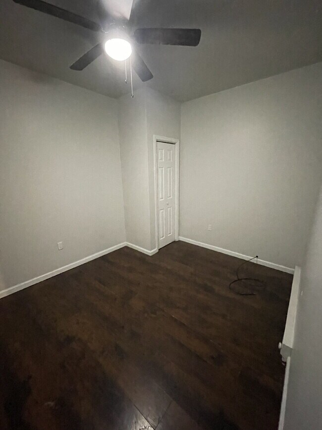 Building Photo - Cozy 1 bedroom unit with extra space!