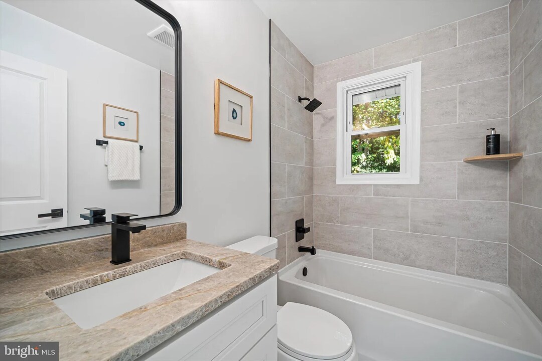 Building Photo - 10116 Dundalk St