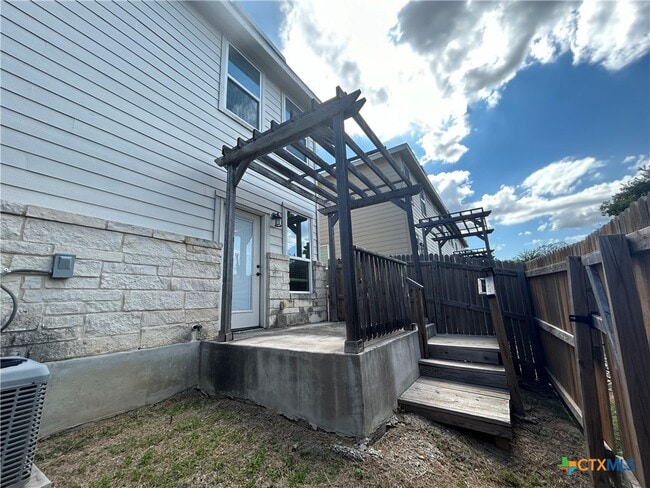 Building Photo - 320 Untermaier St