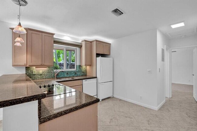 Building Photo - 1418 NE 56th Ct