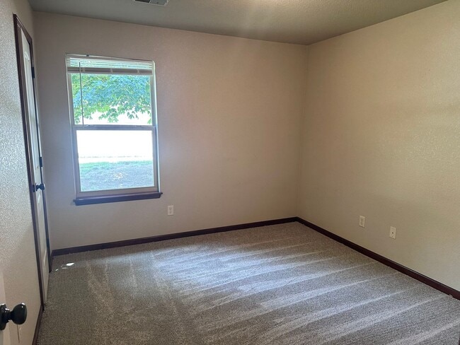 Building Photo - 3 Bed | 2 Bath | 1 Car Garage Single Level Duplex in Blue Springs; Lee’s Summit Schools
