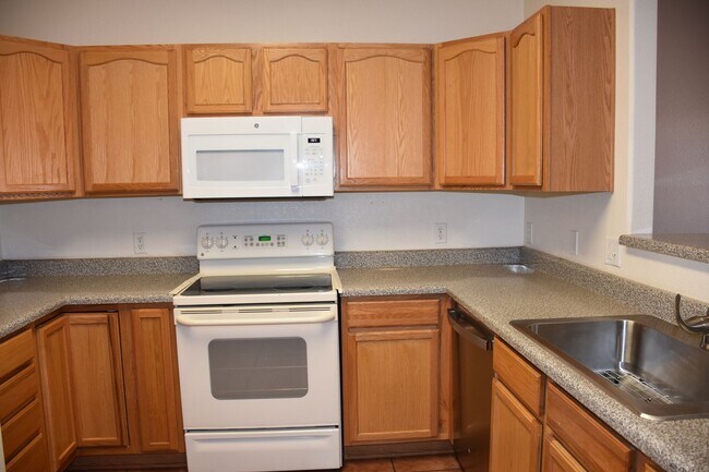 Building Photo - Great House  Close to Everything