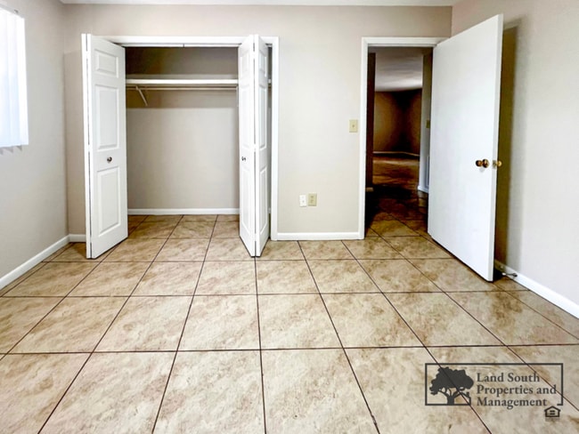 Building Photo - 2628 S Palmeden Dr