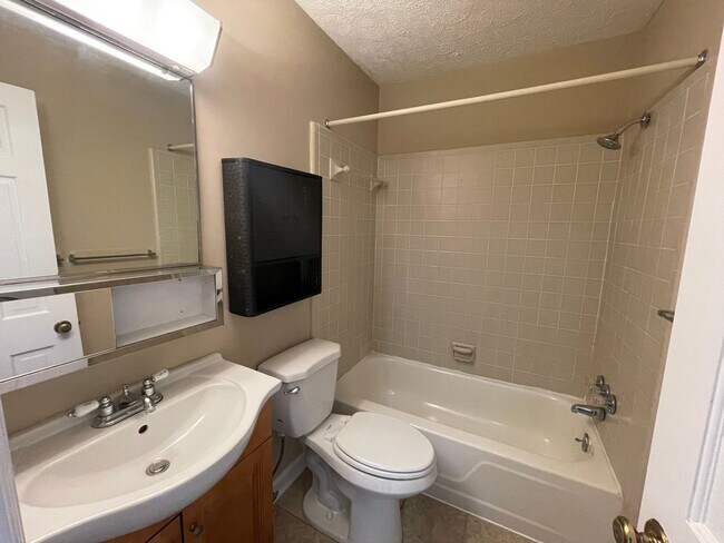 Building Photo - Old Forest Rd Area Townhouse