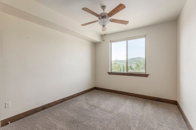 Building Photo - Bright & Spacious 2-Bed Condo in Black Roc...